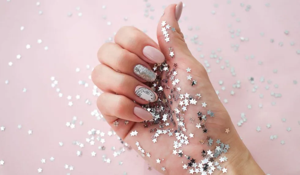 Modne paznokcie na Sylwestra 2024. 10 pomysłów na manicure idealny