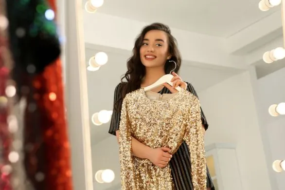 Modne sukienki na Sylwestra 2024/25: od cekinów po welur