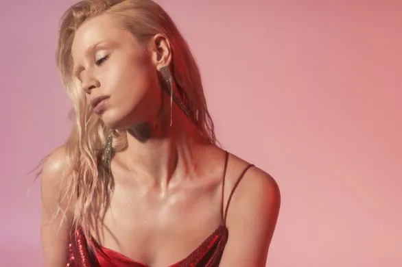 Prosta fryzura na Sylwestra i karnawał. Zrobisz ją w 5 minut, a efekt jak z okładki