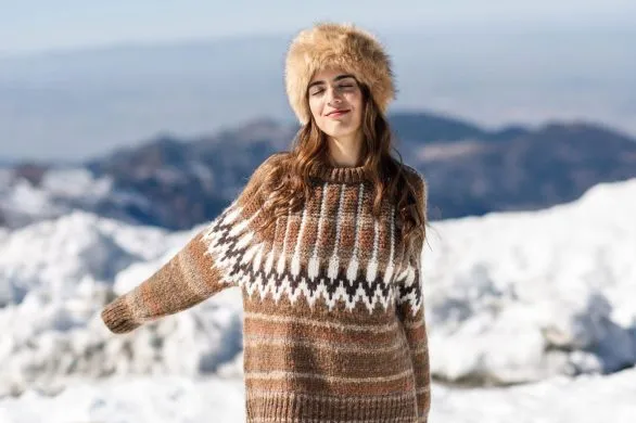 Futra, śniegowce, swetry w norweskie wzory – najlepsze stylizacje apres-ski na zimę 2025