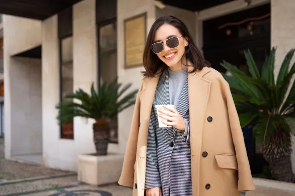 Wełniane płaszcze z wyprzedaży 2025. Kupujesz raz, nosisz latami