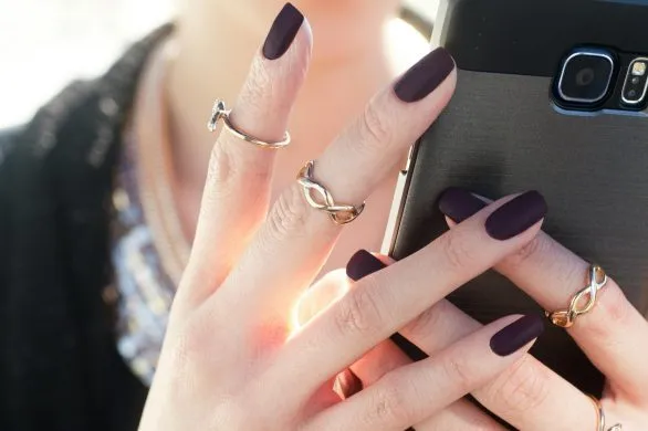 W jednej sytuacji koniecznie musisz zmyć lakier z paznokci!