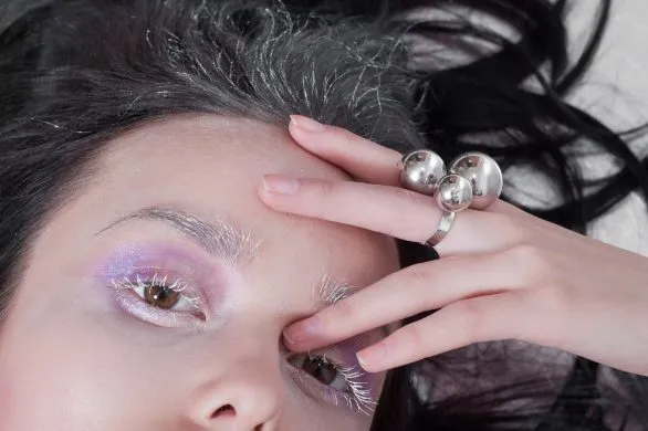 Frosted eyes to gorący trend w makijażu na zimę 2025. Wygląda magicznie