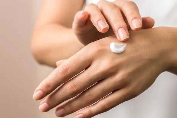 Ten krem do rąk z apteki to ratunek na pękającą skórę. Zapewnia ukojenie w sekundę