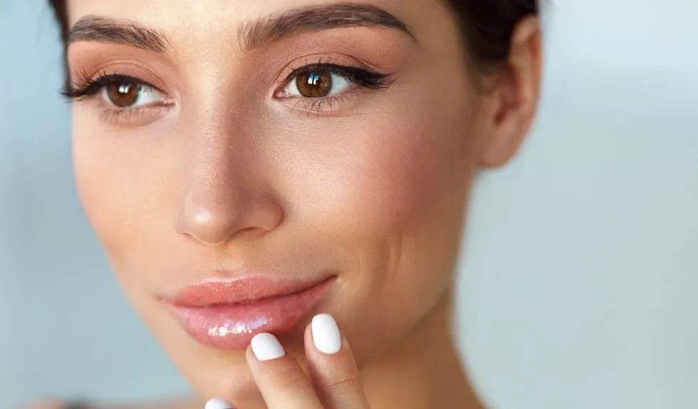 Ten niedrogi balsam do ust leczy suche skórki i nawilża na długo