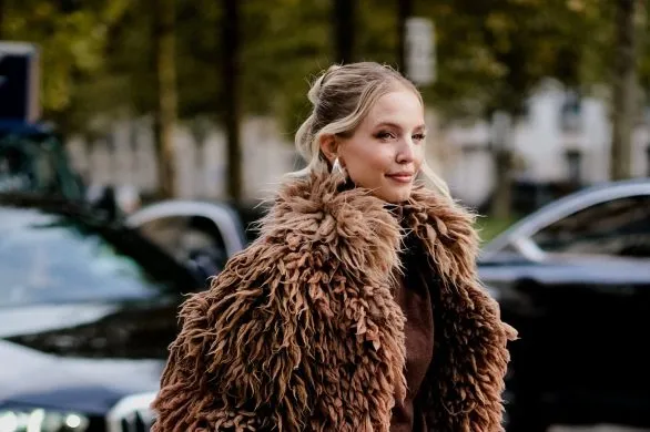 Kurtka do sukienki wieczorowej – jakie okrycie wierzchnie wybrać w karnawale?