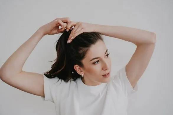 Wypróbuj tę fryzurę, gdy masz tłuste włosy