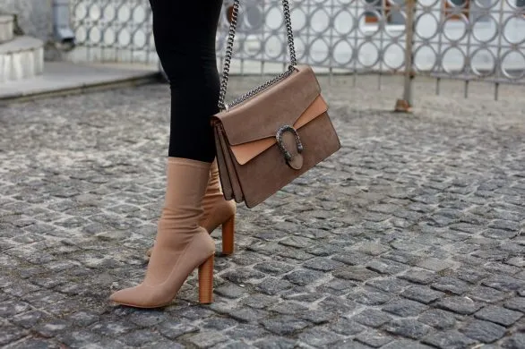 Buty w kolorze Mocha Mousse już są hitem. 4 modele, które królują wśród it-girls