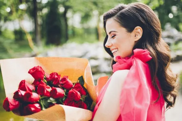 Bluzka z kokardą to nowa koszula? Zdradzamy, jak ją nosić