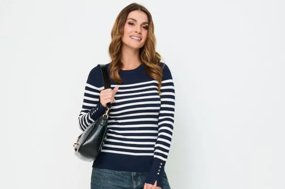 Swetry damskie – przewodnik po najmodniejszych kolorach i wzorach tego sezonu!