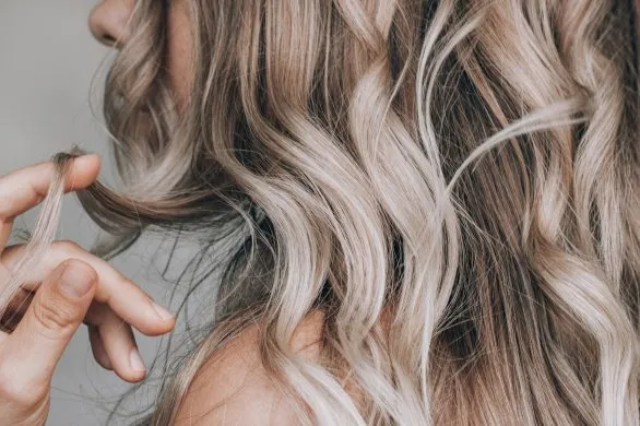 Walentynkowa fryzura, którą zrobisz w 30 sekund. Jest urocza