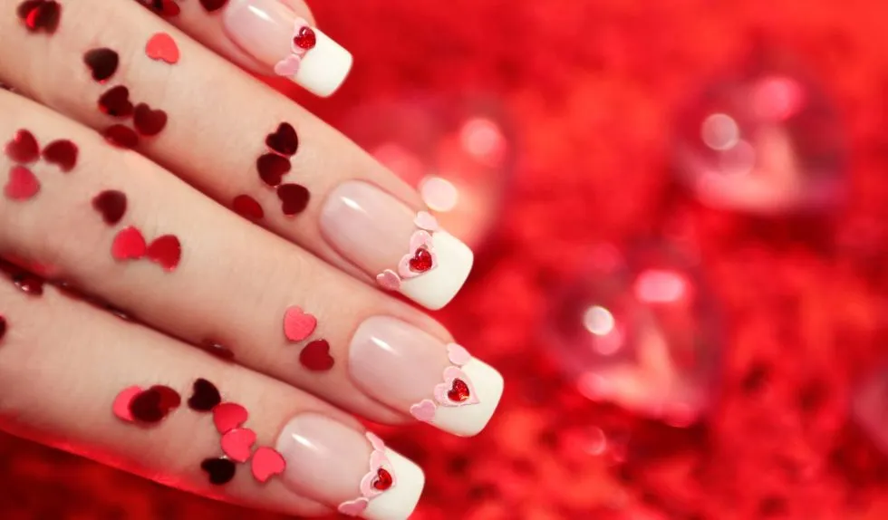 Najpiękniejsze paznokcie na Walentynki 2025. Nie tylko serduszka