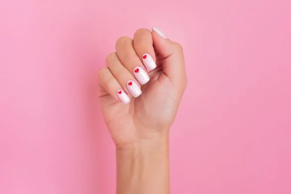 Prosty manicure na Walentynki. Jak namalować serca na paznokciach?