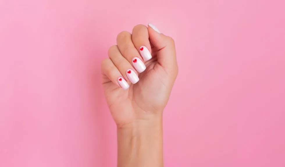 Prosty manicure na Walentynki. Jak namalować serca na paznokciach?