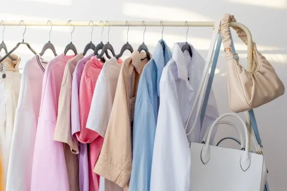 Kompletujemy szafę kapsułową na wiosnę – 10 rzeczy, których nie może zabraknąć