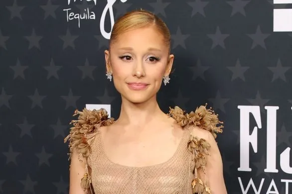 Ariana Grande w sukience, której wykonanie zajęło 3800 godzin