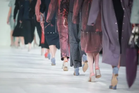 3 trendy z Paris Fashion Week, które możesz nosić już teraz