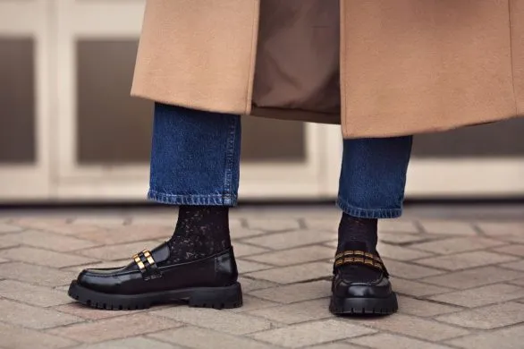 Jak nosić mokasyny wiosną 2025? Te stylizacje królują w stolicach mody