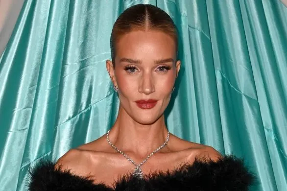 Rosie Huntington-Whiteley w ciekawej kreacji. Połączenie dwóch mocnych trendów