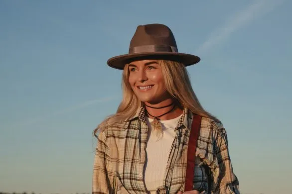 Koszula w kratę w stylizacjach na wiosnę 2025. Jak ją nosić?