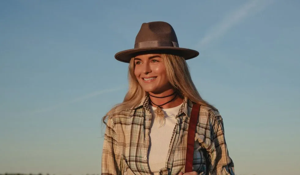 Koszula w kratę w stylizacjach na wiosnę 2025. Jak ją nosić?