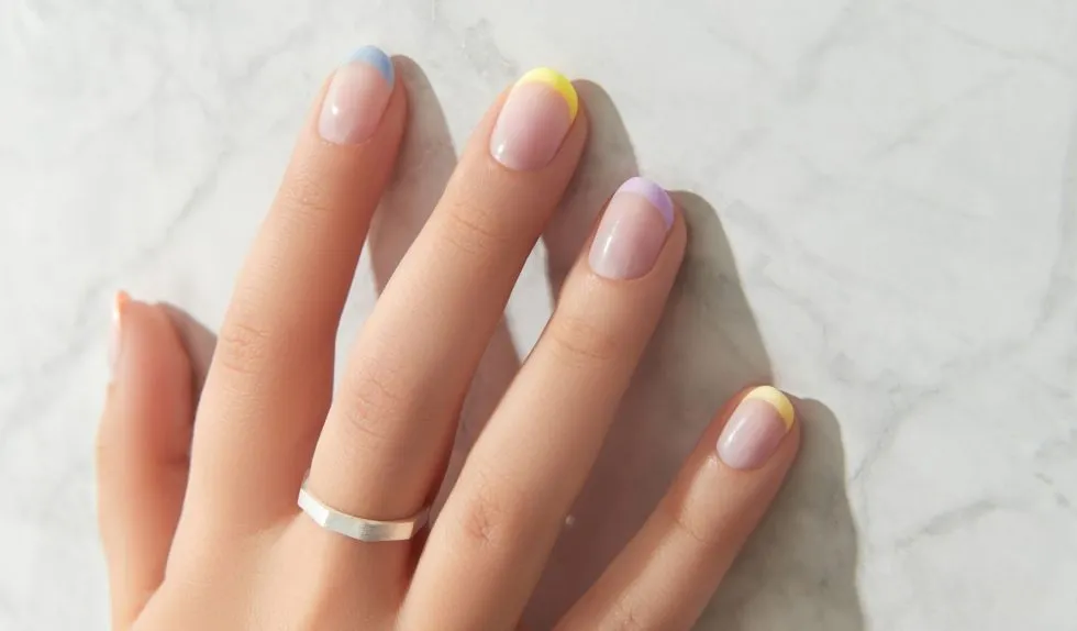 Mikro french manicure na lato 2026 to balans między minimalizmem a dopamine nails. Prosty, ale z twistem