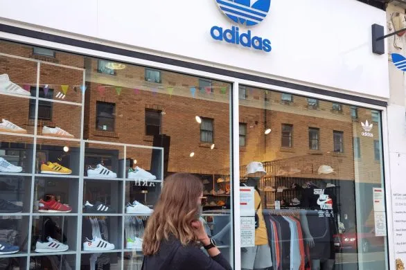 Adidas wprowadził sneakersy w krowie łaty. Hit czy kicz?
