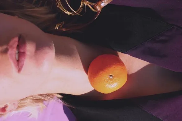 Obręcze Wenus na szyi. Co to jest i jak je zminimalizować pielęgnacją?