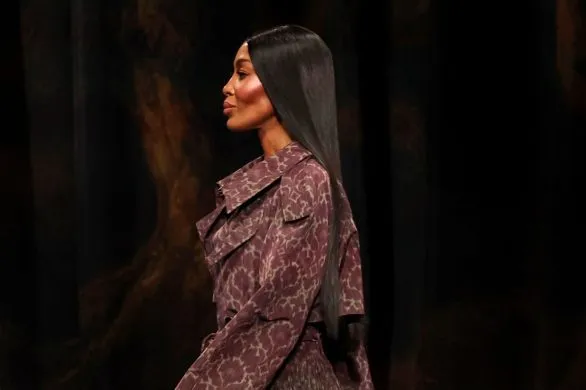 Posągowa Naomi Campbell na wybiegu Burberry