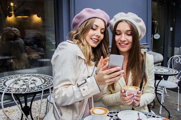 Wiosną 2025 jeansy nosimy w stylu Francuzek. 6 stylizacji w klimacie parisian chic