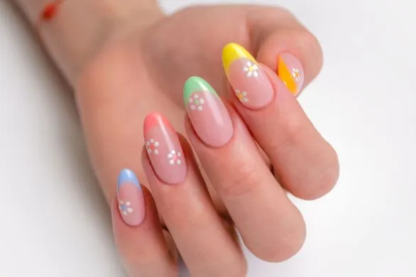 Prosty manicure na wiosnę 2025. Jak namalować kwiatki na paznokciach?
