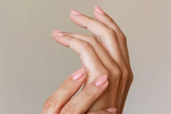 Minimalistyczne paznokcie na wiosnę 2025: od pastel nails po micro french