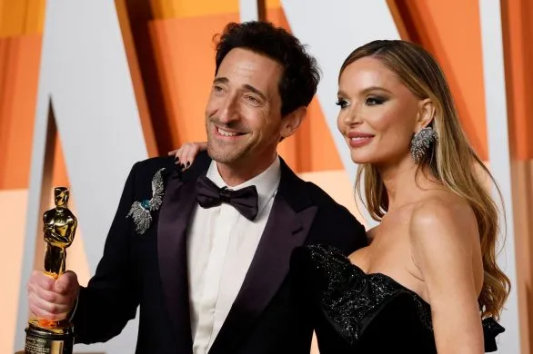 Halle Berry pocałowała Adriena Brody’ego na czerwonym dywanie Oscarów. Obok stała jego partnerka