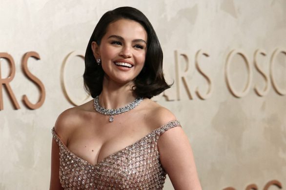 Selena Gomez w stylizacji nawiązującej do sukni Sophii Loren