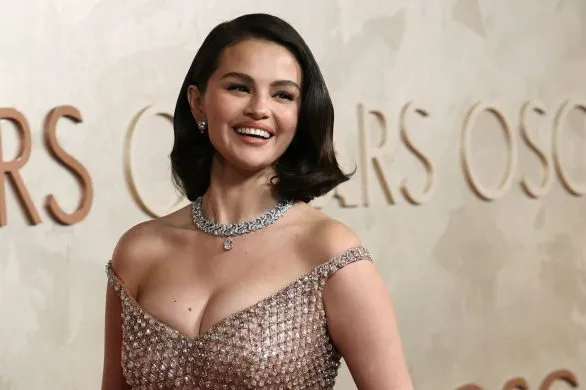Selena Gomez w stylizacji nawiązującej do sukni Sophii Loren