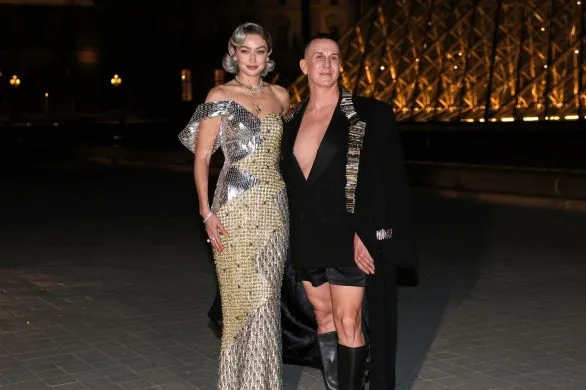 Gwiazdy olśniły stylem w Luwrze. Tak prezentowały się na „paryskiej MET Gali”