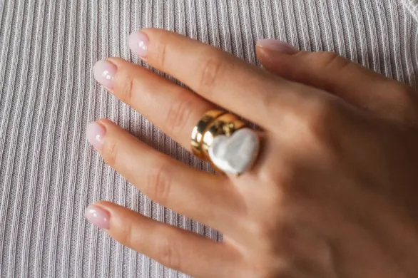 Paznokcie z perłami to najpiękniejszy trend w manicure na wiosnę 2025. Top 10 inspiracji