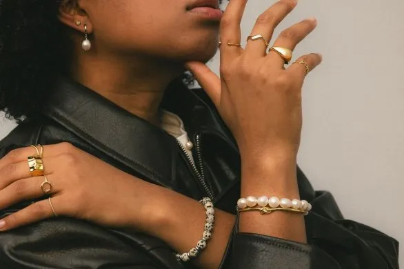 Sztuka łączenia bransoletek – jak stworzyć modny zestaw biżuterii?