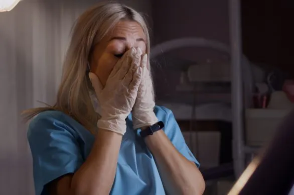 Posmarował zęby superklejem, bo proteza się odklejała i „piszczała”. Dentysta: musiałem zrywać siłą