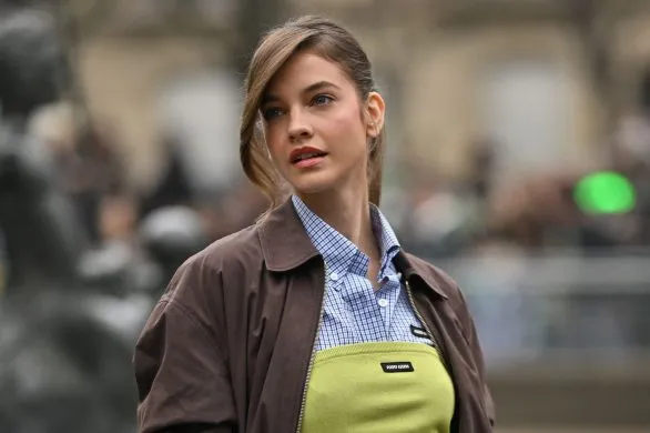 Podkolanówki, gorsety i tłum gwiazd, czyli pokaz mody Miu Miu. Znów wyznaczy trendy?