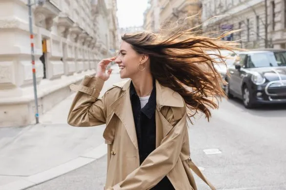 Najmodniejsze stylizacje z trenczem na wiosnę 2025. Kultowy płaszcz w nowym wydaniu