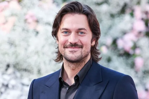 Gabriel z „Emily w Paryżu” jest już zajęty. Spotyka się ze znaną aktorką