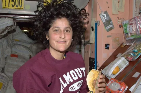 Tak zmienia się ciało w kosmosie. Ekspertka: twarz jest napuchnięta przez całą misję i po powrocie na Ziemię