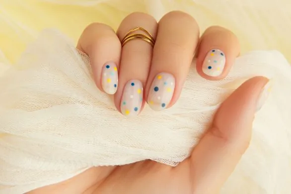 Najpiękniejsze paznokcie na Wielkanoc 2025. 10 pomysłów na gustowny manicure