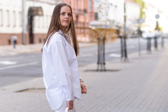 Białe spodnie w stylizacjach na wiosnę 2025. Jak je nosić, by zadawać szyku?