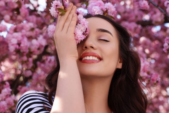 Cherry Blossom make-up to idealny makijaż na wiosnę 2025. Jak go zrobić?