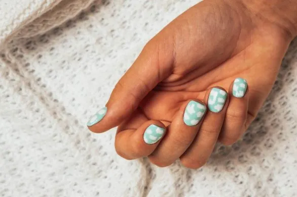 Manicurzystka gwiazd pokazała idealny manicure na majówkę. Poznaj pastel cloud nails