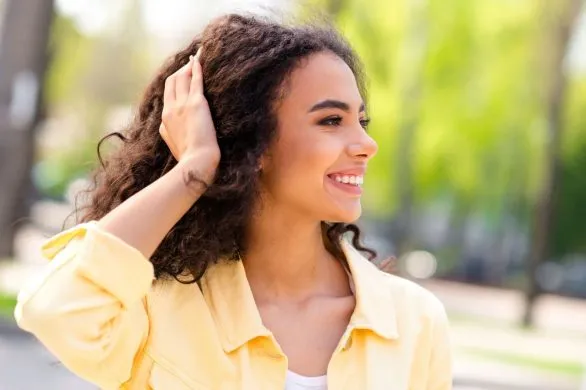 Scarf belt trend podbija ulice modowych stolic. Jak nosić apaszkę zamiast paska?