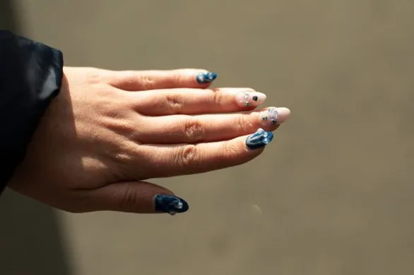 Fisherman nails – manicure, który zrobi furorę latem 2025. Odkryj paznokcie inspirowane morzem