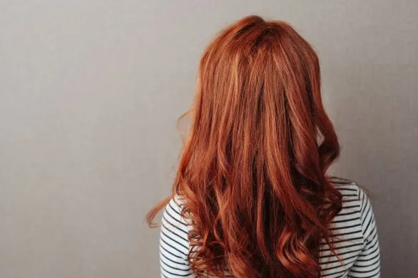 Czerwone włosy na wiosnę 2025? Te odcienie królują na Tik Toku